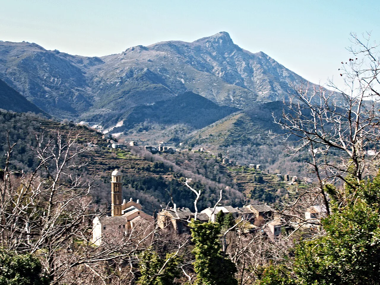Mont San Pedrone vue depuis Carcheto-Brustico, Point de départ de l'ascension en Castagniccia