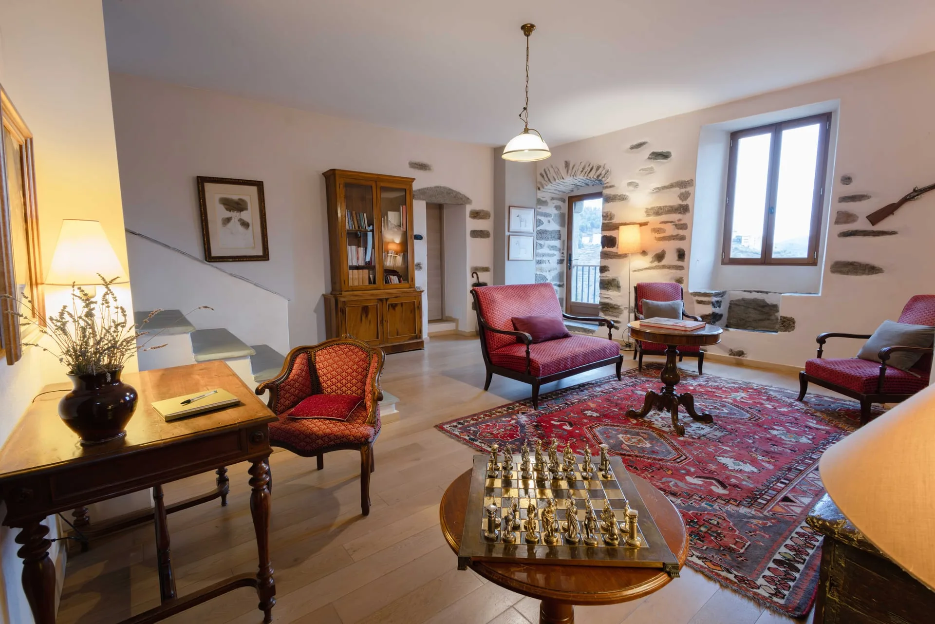 Salon commun avec échiquier en argent, espaces partagés Castellu d'Orezza, maison d'hôtes Castagniccia