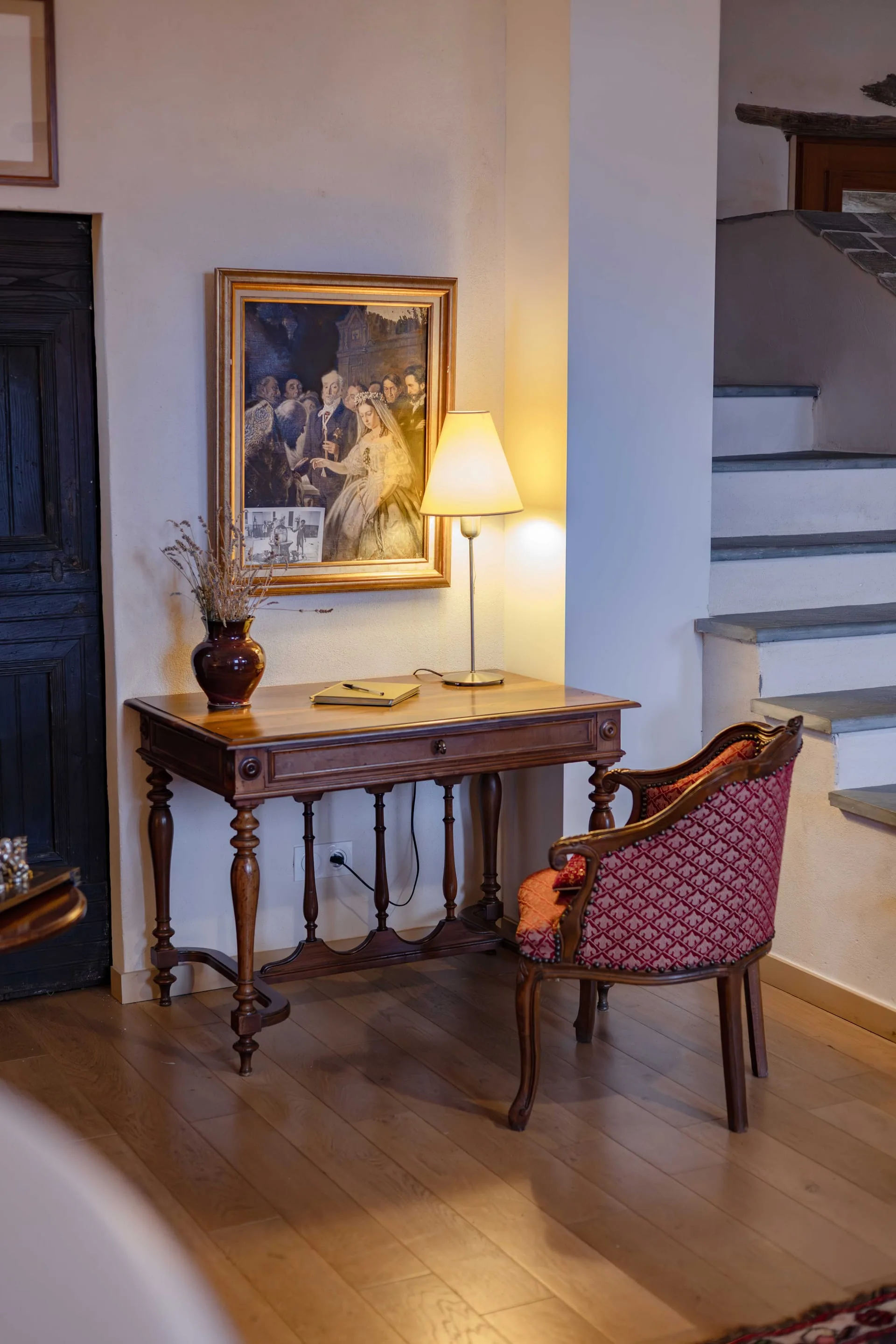 Bureau ancien et fauteuil velours, espaces communs Castellu d'Orezza, maison d'hôtes Corse
